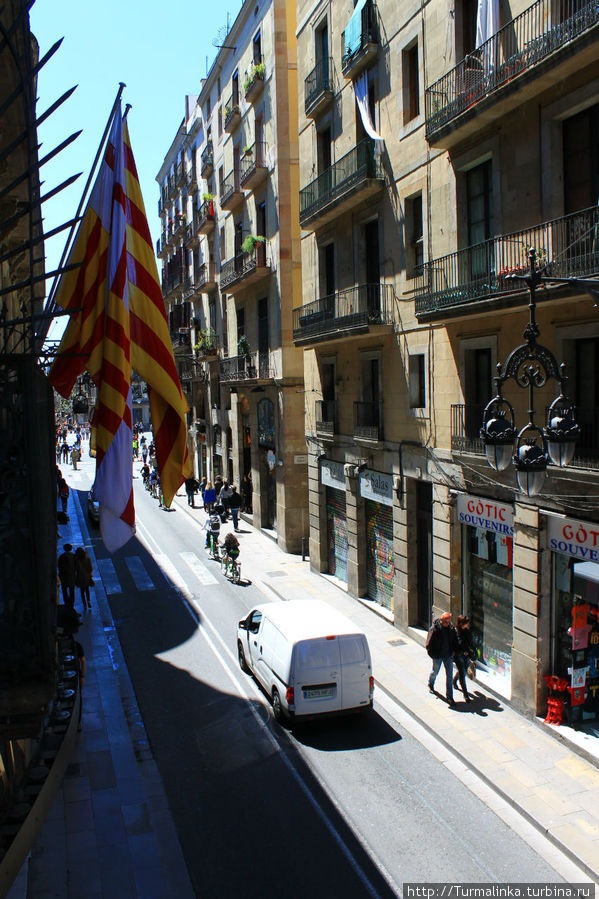 Вид на улицу с нашего балкона Барселона, Испания