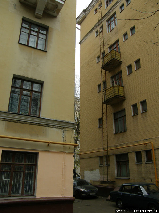 Пытаюсь вспомнить, когда в Москве окна на первом этаже стали закрывать решётками. Во времена моего детства, в 70х годах прошлого века, решётки на окна ещё не ставили. Москва, Россия