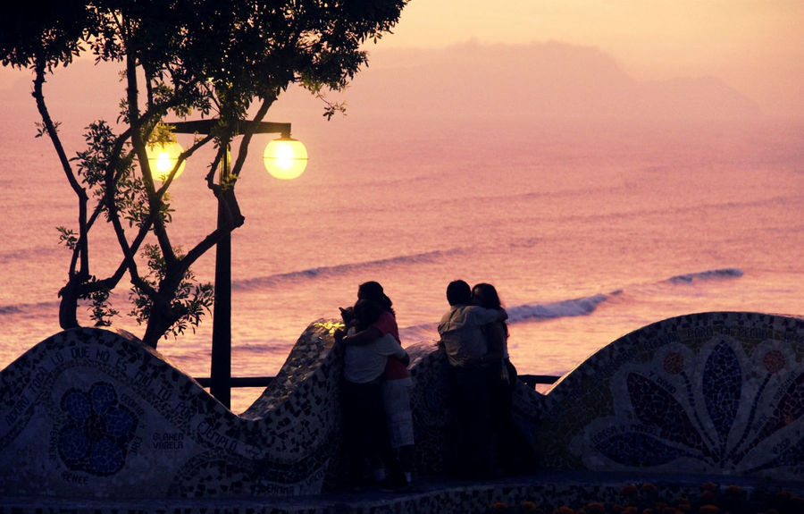 Закат в парке любви или поцелуй с видом на океан Лима, Перу