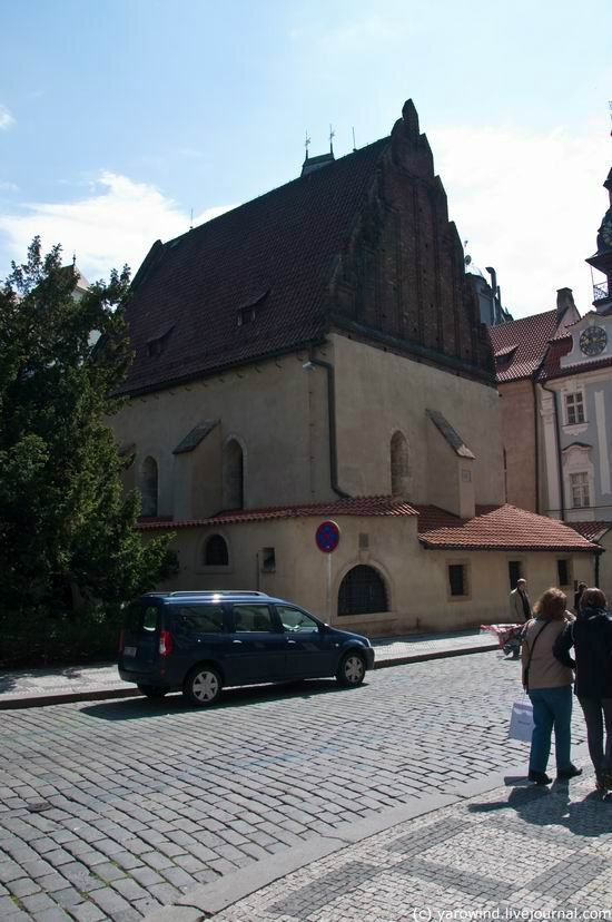 Староновая синагога. Первоначальное название здания было «Новая» или «Большая синагога». Позже, когда в XVI веке начали строиться еще более новые синагоги, её стали называть — Староновая. Сейчас это древнейшая синагога Европы, которая используется по сворему предназначению – кирпичный фронтон относится к XVв, а вестибюль к середине XIII. Прага, Чехия