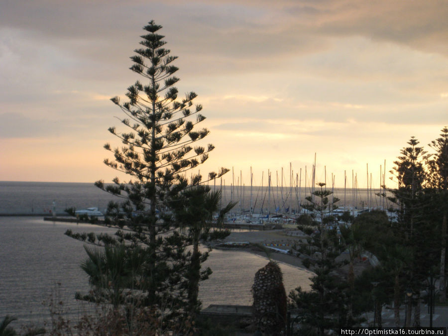 Море, горы, замок, корабли и одинокий пловец в декабре Кос, остров Кос, Греция