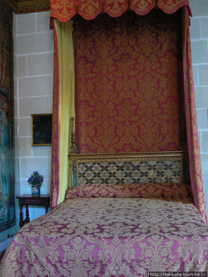 Спальня пяти королев названа так в память о двух дочерях и трех невестках Екатерины Медичи. Ее дочери — королева Марго, Елизавета Французская и ее невестки — Мария Стюарт, Елизавета Австрийская и Луиза Лотарингская.