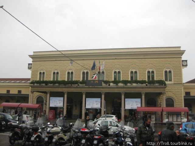 Сперва решил, что администрация или комиссариат полиции — оказалось, вокзал! Болонья, Италия
