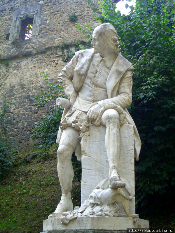 Памятник У. Шекспиру. А с этой — серьезен Веймар, Германия