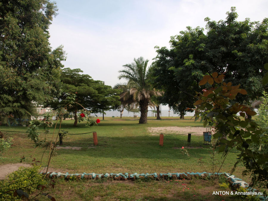 Вид с террасы. Озеро Набугабо, Уганда Вид с террасы. Озеро Набугабо, Уганда