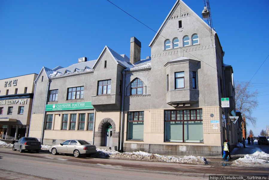 Бывшее здание Национального акционерного банка Финляндии. 1905 год. Архитекторы Гиселлиус, Линдгрен, Сааринен. Как видите есть определенная преемственность.