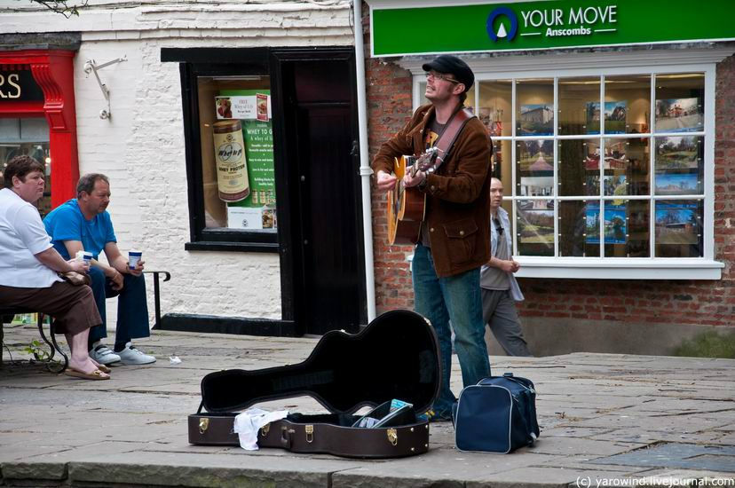 Уличный музыкант на King’s Square. Йорк, Великобритания