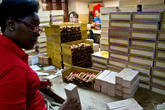 Эта работница упаковывает сигары, которые называются кулебра — это три сигары, переплетенные в косичку
