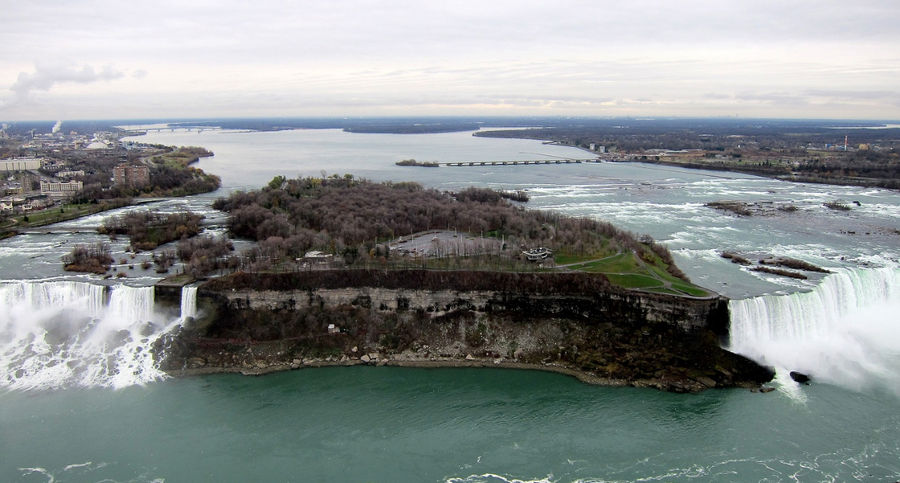 Слева американский водопад, справа канадский. Ниагара-Фоллс, Канада