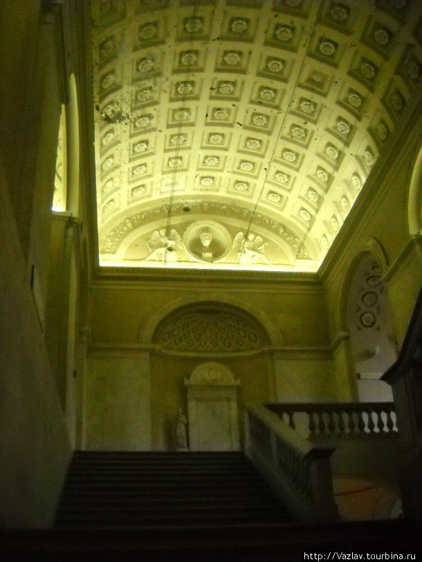 Внутри здания Павия, Италия