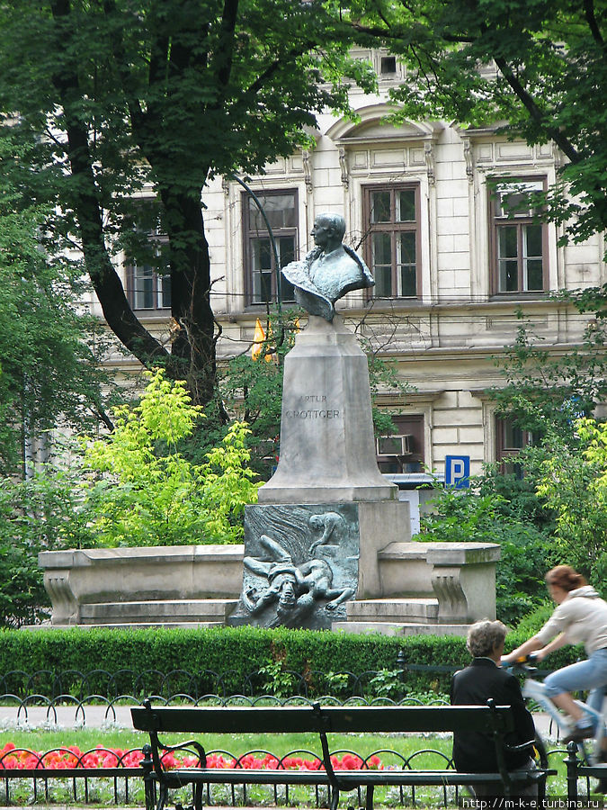 памятник Артуру Гроттгеру Краков, Польша