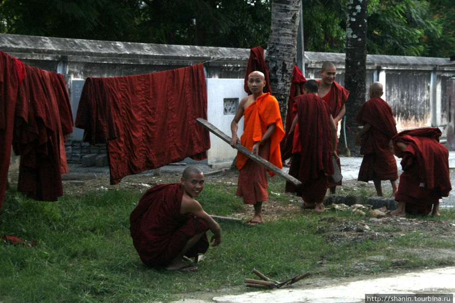 Идет уборка монастыря — полный аврал, все должны работать Ньяунг-Шве, Мьянма