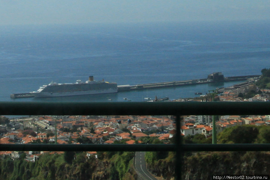 Последний день на Мадейре. По дороге в аэропорт. В порту стоит круизный лайнер, та самая Коста Конкордия, которая затонула в январе 2012 у берегов Италии. Фрагмент фотографии. Регион Мадейра, Португалия