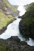 За время поездки по Норвегии нам встречались водопады и покрасивее...