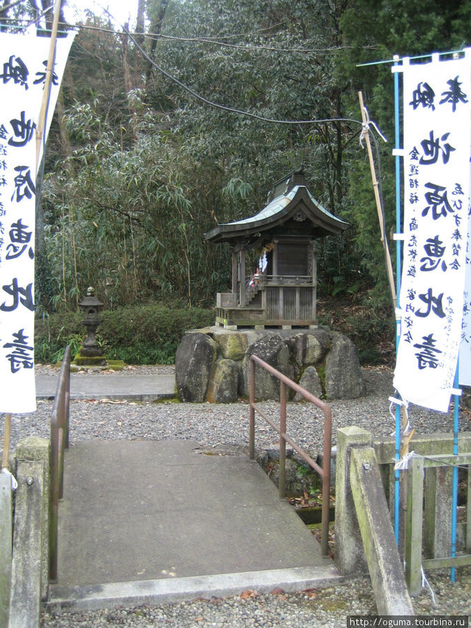 Есть на территории храма и небольшие кумирни, каждая из них имеет своё предназначение. Япония