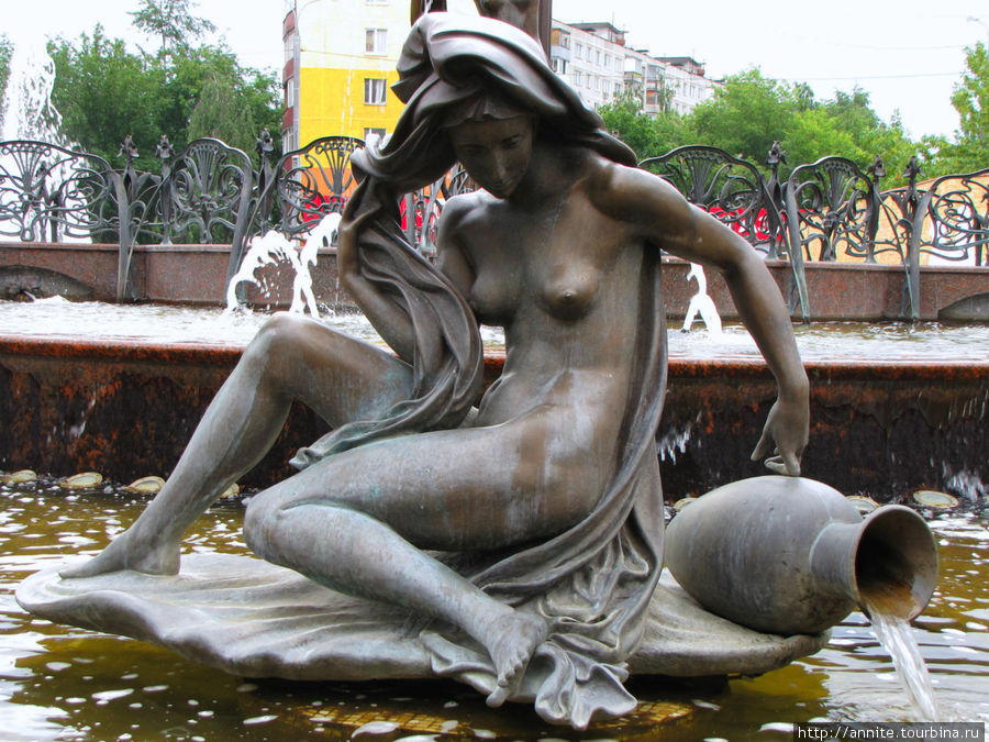 Фрагмент фонтана — скульптура Осень. Раменское, Россия