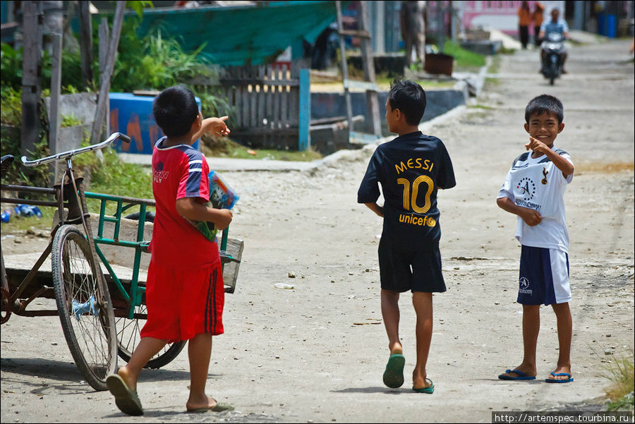 Школьники любят футбол Суматра, Индонезия