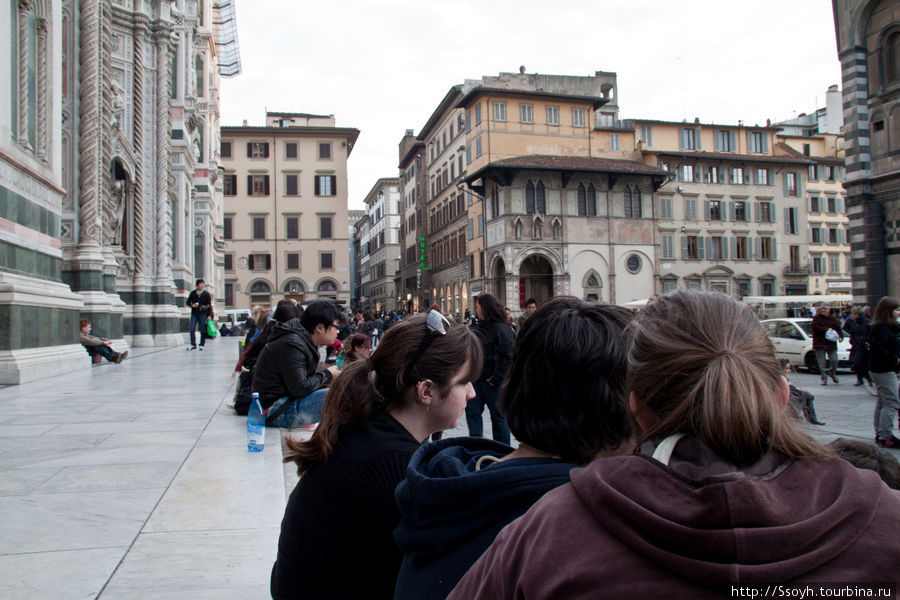 На ступенях сидит очень много народу, но местечко всегда можно найти. Флоренция, Италия На ступенях сидит очень много народу, но местечко всегда можно найти. Флоренция, Италия