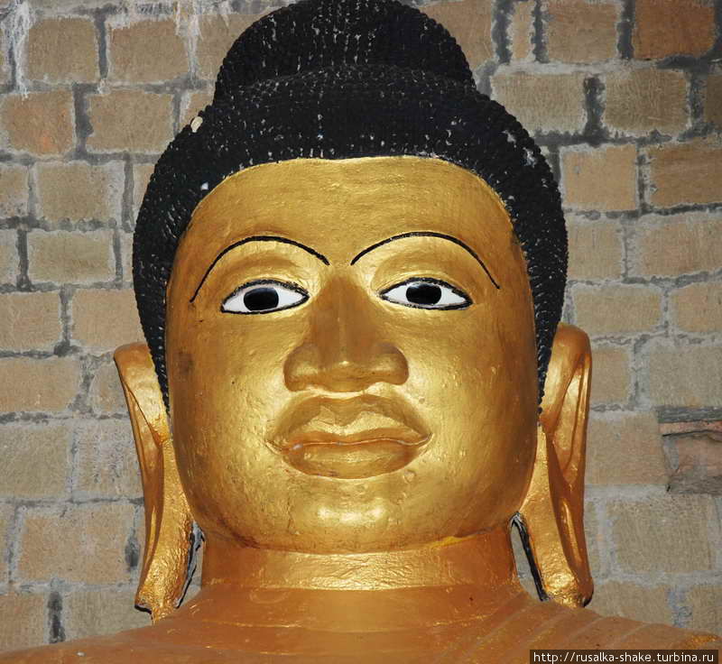 Статуя Будды под крышей Мраук-У, Мьянма