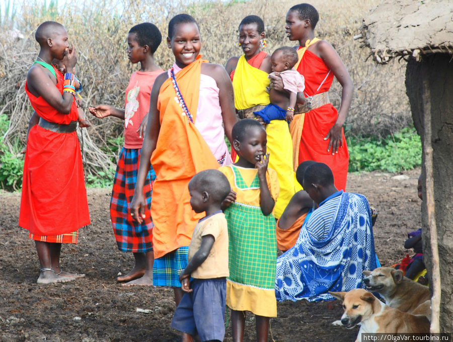 Счастливая масайка. Глядя на этих женщин, даже и не скажешь, что их тяготит их женская доля... Масаи-Мара Национальный Парк, Кения