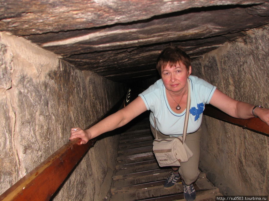 Туннель-спуск в Красную пирамиду Египет
