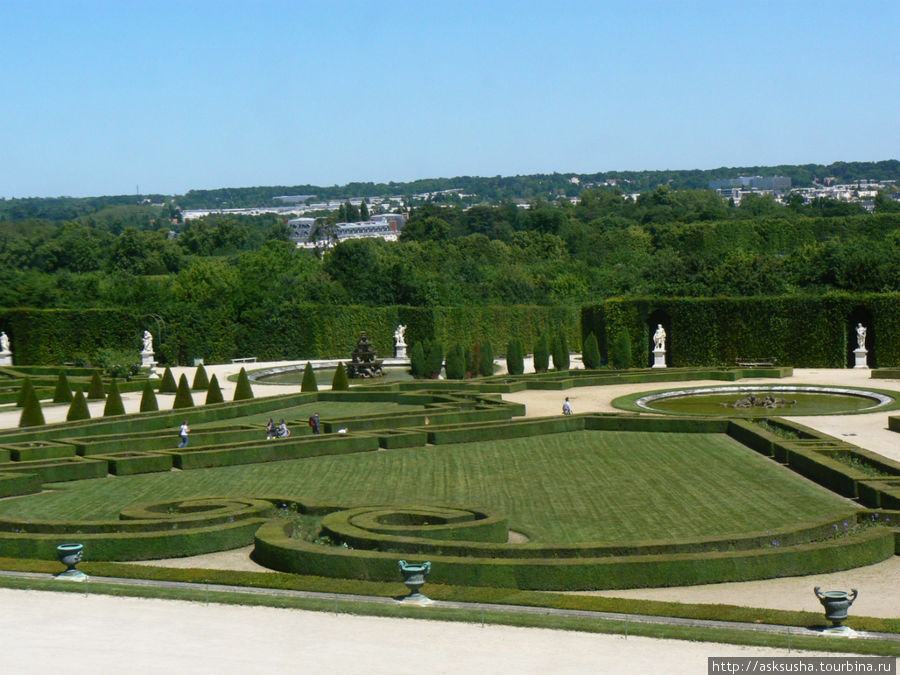 Версальский парк. В дворцовом парке Версаля множество смотровых площадок, аллей и променадов, есть даже свой Большой канал, а вернее, целая система каналов, которую назвали «маленькой Венецией». Париж, Франция