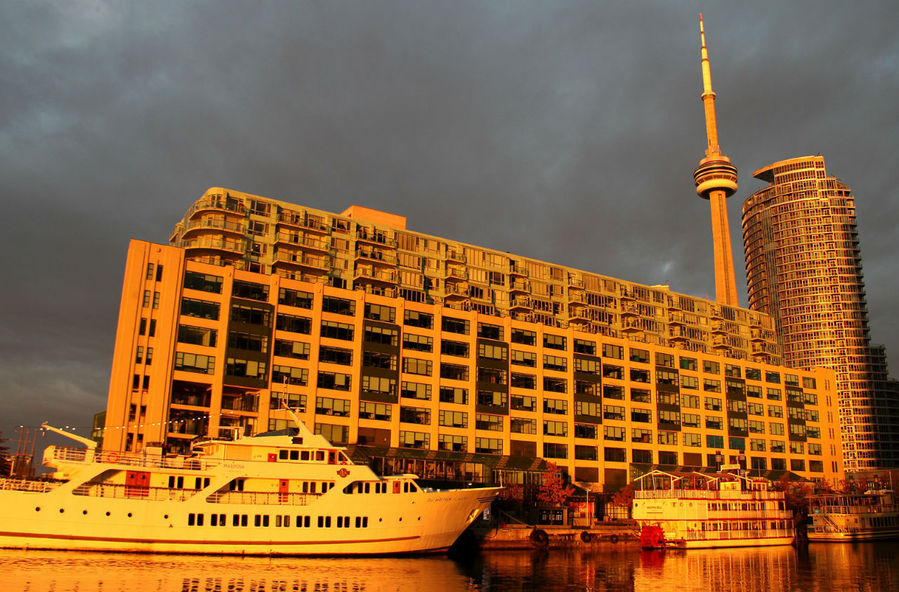 Необычно смотрятся предметы в лучах заката или рассвета на фоне пасмурного неба. Необычно смотрятся предметы в лучах заката или рассвета на фоне пасмурного неба.