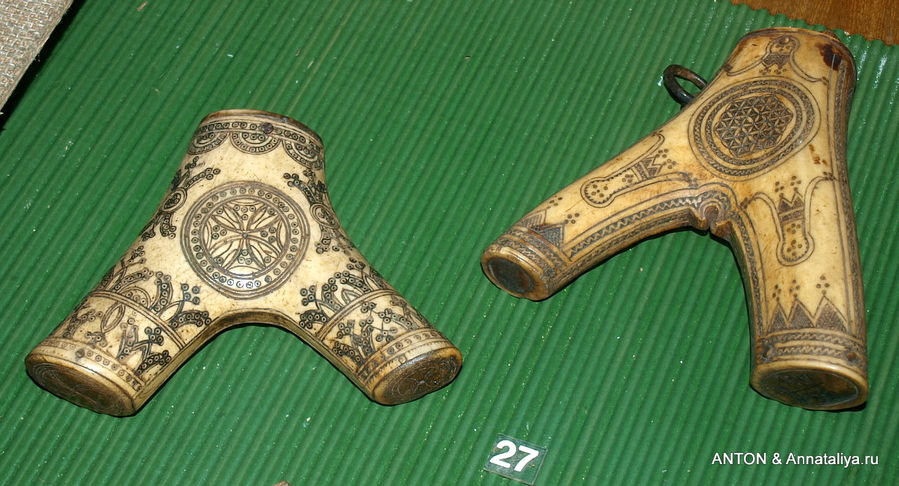 Пороховницы. Резьба и роспись по оленьему рогу. Пороховницы. Резьба и роспись по оленьему рогу.