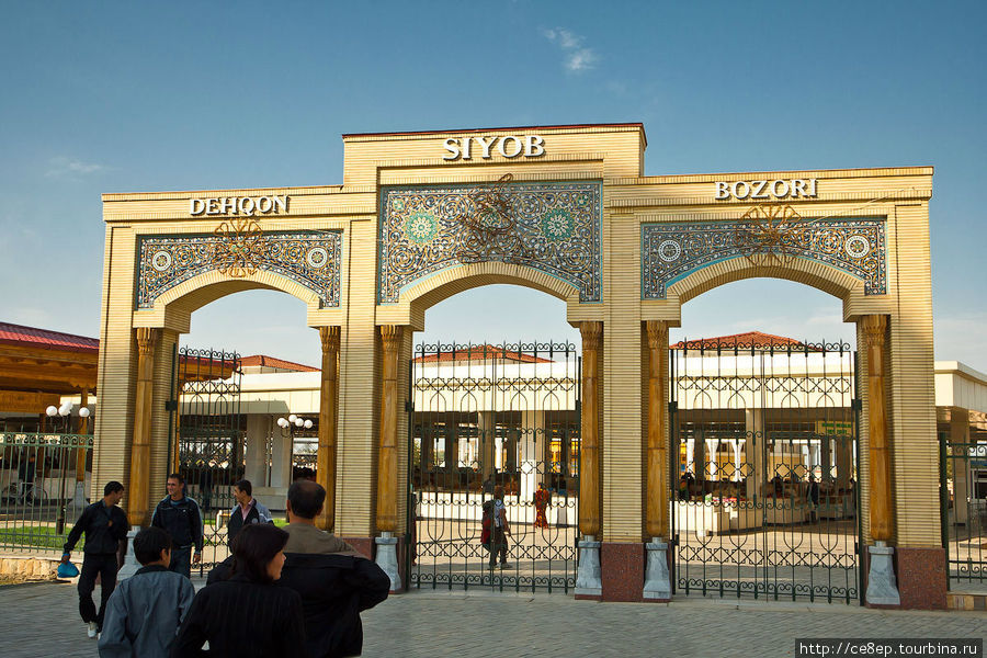 Ворота при входе на базар Самарканд, Узбекистан