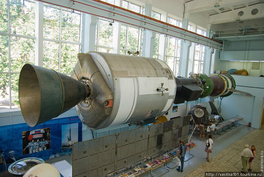 Стыковка “Союз”-”Аполлон”, произведена в 1975 году в рамках совместного, советско-американского экспериментального полета.
Электрические модели кораблей “Аполлон” и “Союз-19″ Королёв, Россия