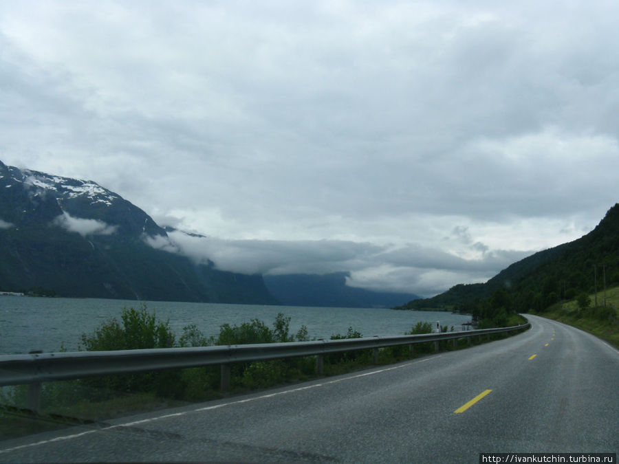 Дорога от Ондалснеса вглубь полуострова Ондалснес, Норвегия