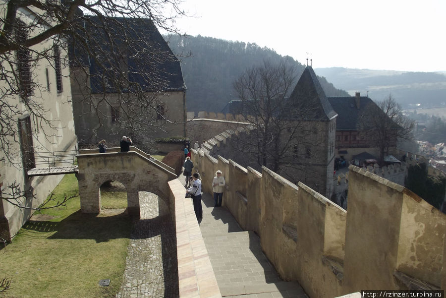 Замок и дорога к нему Карлштейн, Чехия