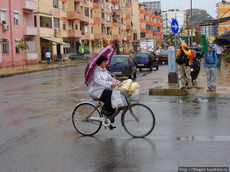 Осенний дождь, держа зонтик в руке садись на велик и в путь Шкодер, Албания