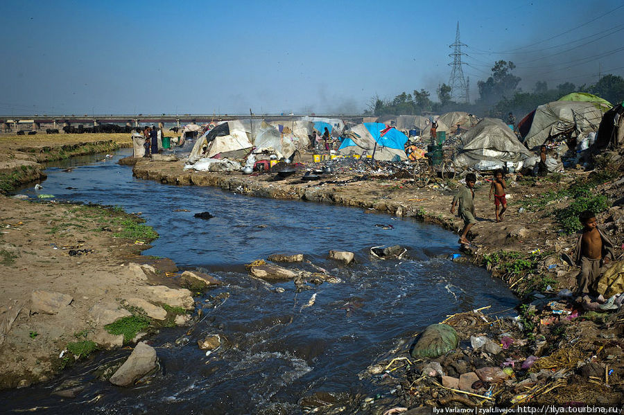 Вдоль реки стоят туалеты — закрыты тряпками. Соответственно все отходы напрямую попадают в реку. Лахор, Пакистан