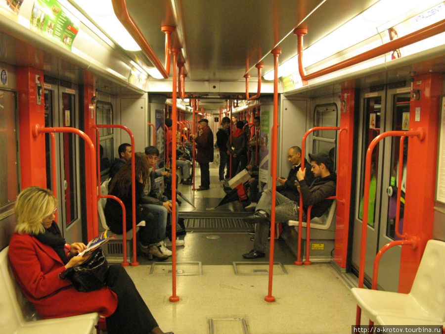 Есть поезда, внутри которых можно пройти весь поезд из вагона в вагон Милан, Италия