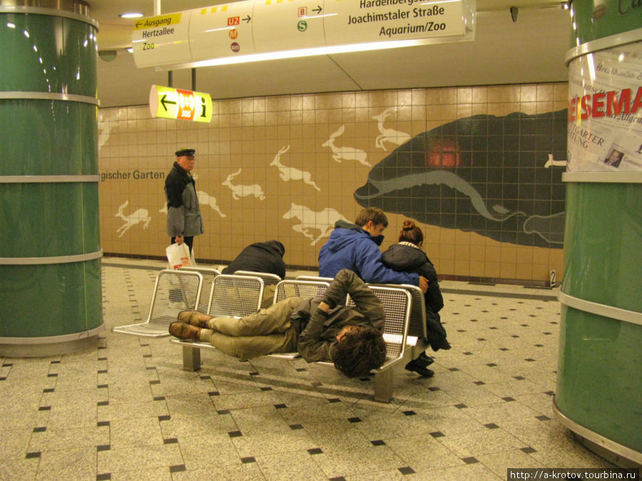 сон и поцелуи в метро Берлин, Германия
