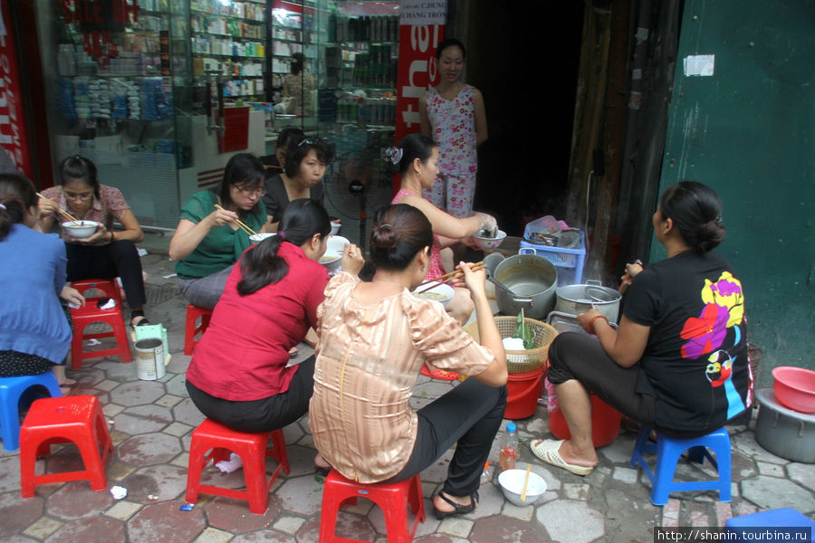 Время обеда — все соседи вместе Ханой, Вьетнам