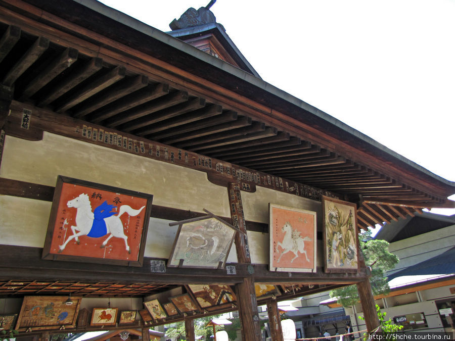 Ту был павильон с картинами лошадей, но прокомментировать это я не могу... Такаяма, Япония