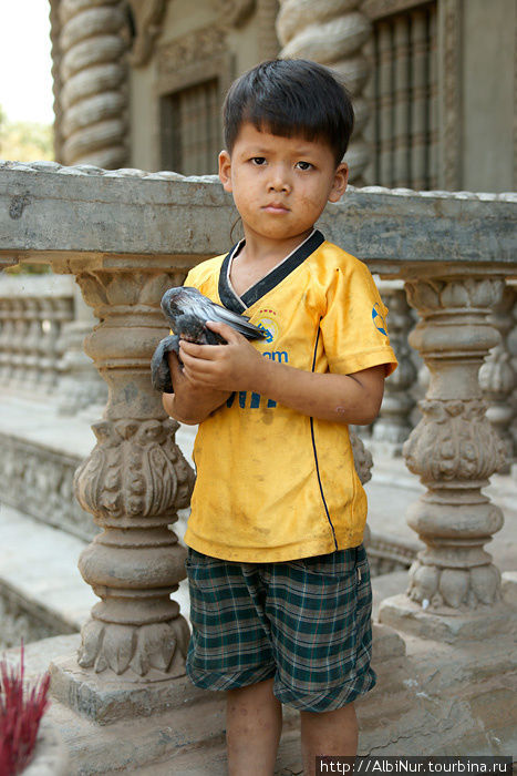 Ребёнок из комунны возле храма,  вблизи Phum Dei Eth. Камбоджа