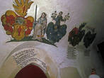 Проход во внутренний двор расписан средневековым фресками
