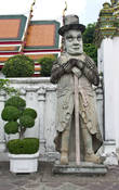 скульптуры в храме