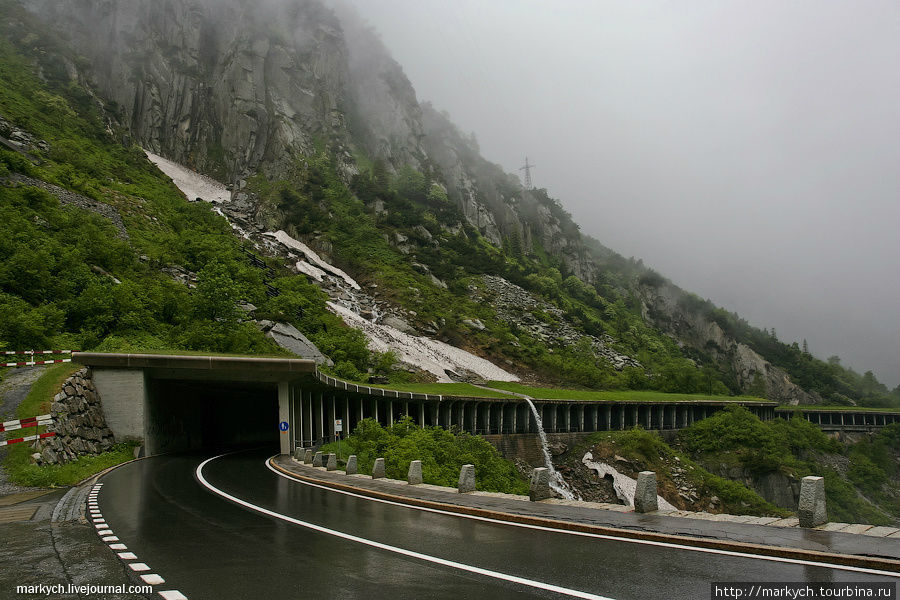 Часть дороги на перевал пролегает через открытые тоннели, защищающие дорогу от падения камней. Андерматт, Швейцария