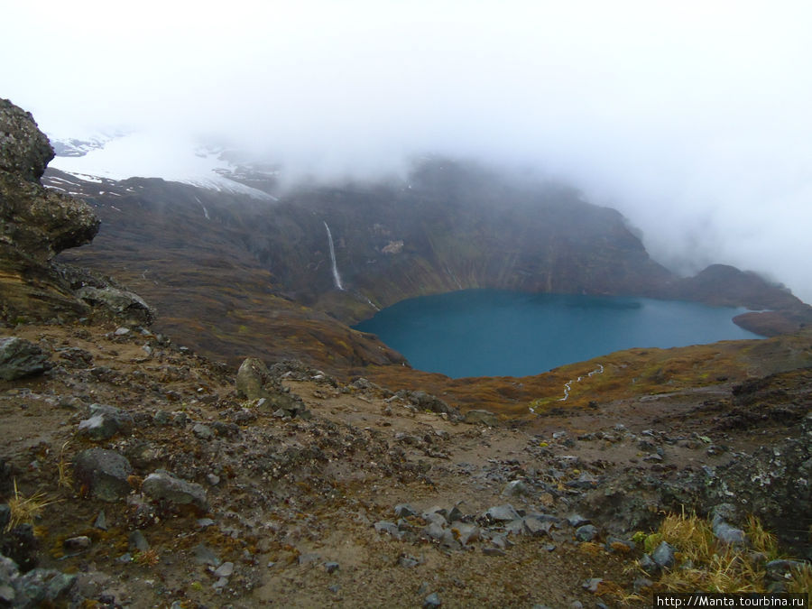 Голубое озеро под ледником Альтара. Берега — отвесные скалы в несколько десятков метров. Со стороны Альтара в озеро падают водопады. Риобамба, Эквадор