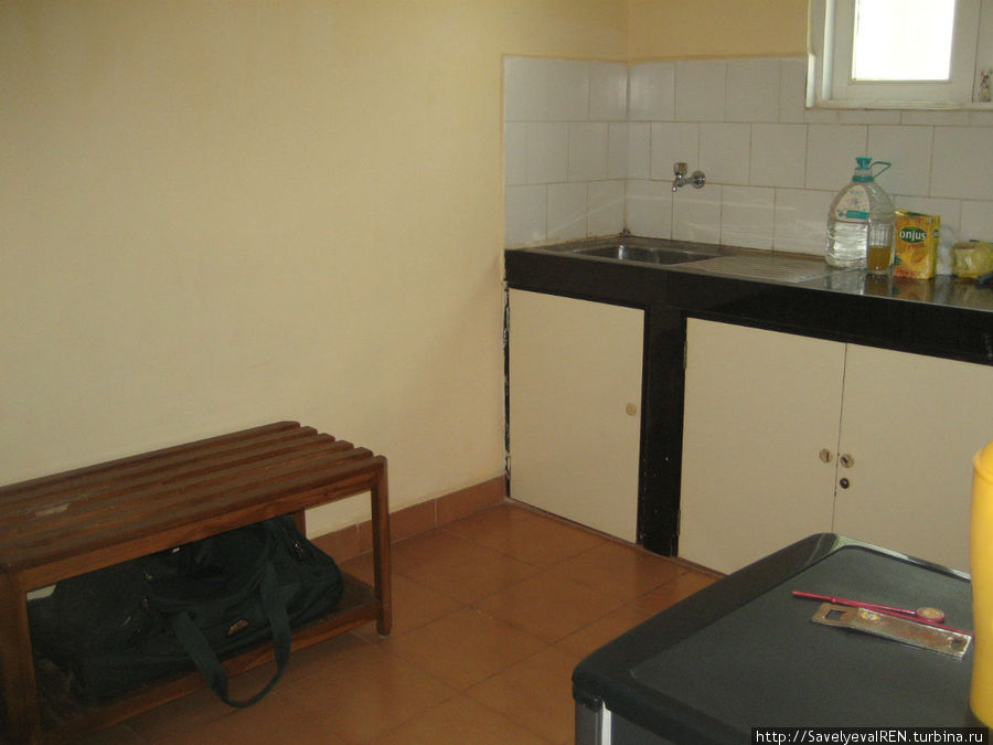 Уголок с мойкой в кухонке. Калангут, Индия