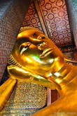 А вот и сам лежащий Будда. Статуя огромна! Ее длина достигает 46-ти метров, а высота 15-ти метров .