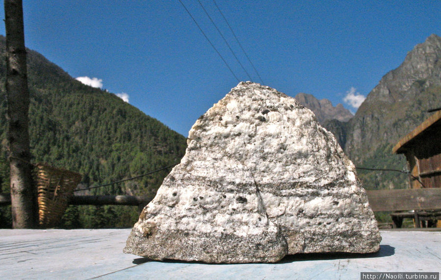 Этот камень я нашла на дороге и мне он показался похож на Аннапурну, которую мы уже видели на горизонте Багарчхап, Непал