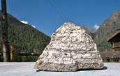 Этот камень я нашла на дороге и мне он показался похож на Аннапурну, которую мы уже видели на горизонте