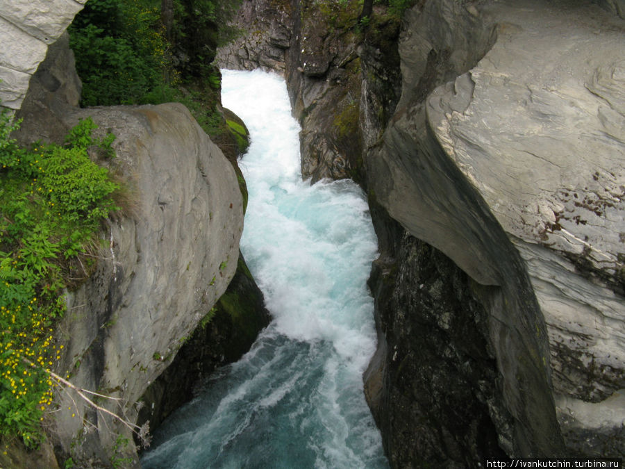 Воде явно тесно между камней Ондалснес, Норвегия