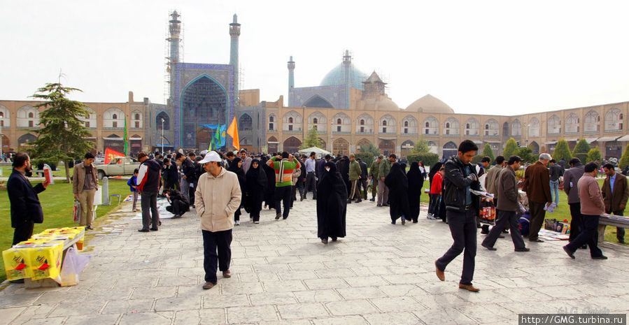 Народ расходится после пятничного намаза. Полное ощущение, что в мечети было весь город — миллион человек. ) Исфахан, Иран