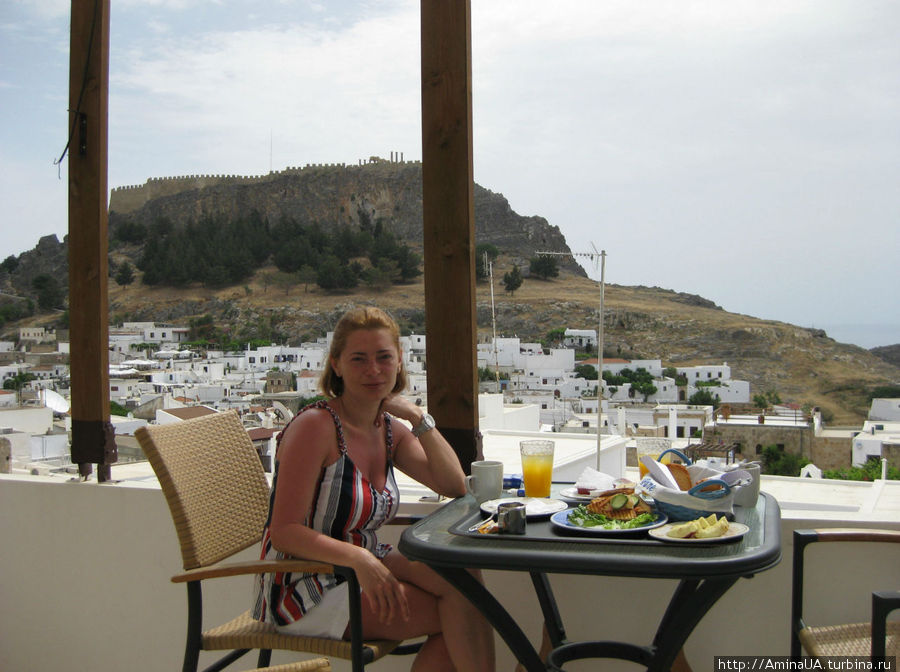 Утром мы слегка завтракали Линдос, остров Родос, Греция